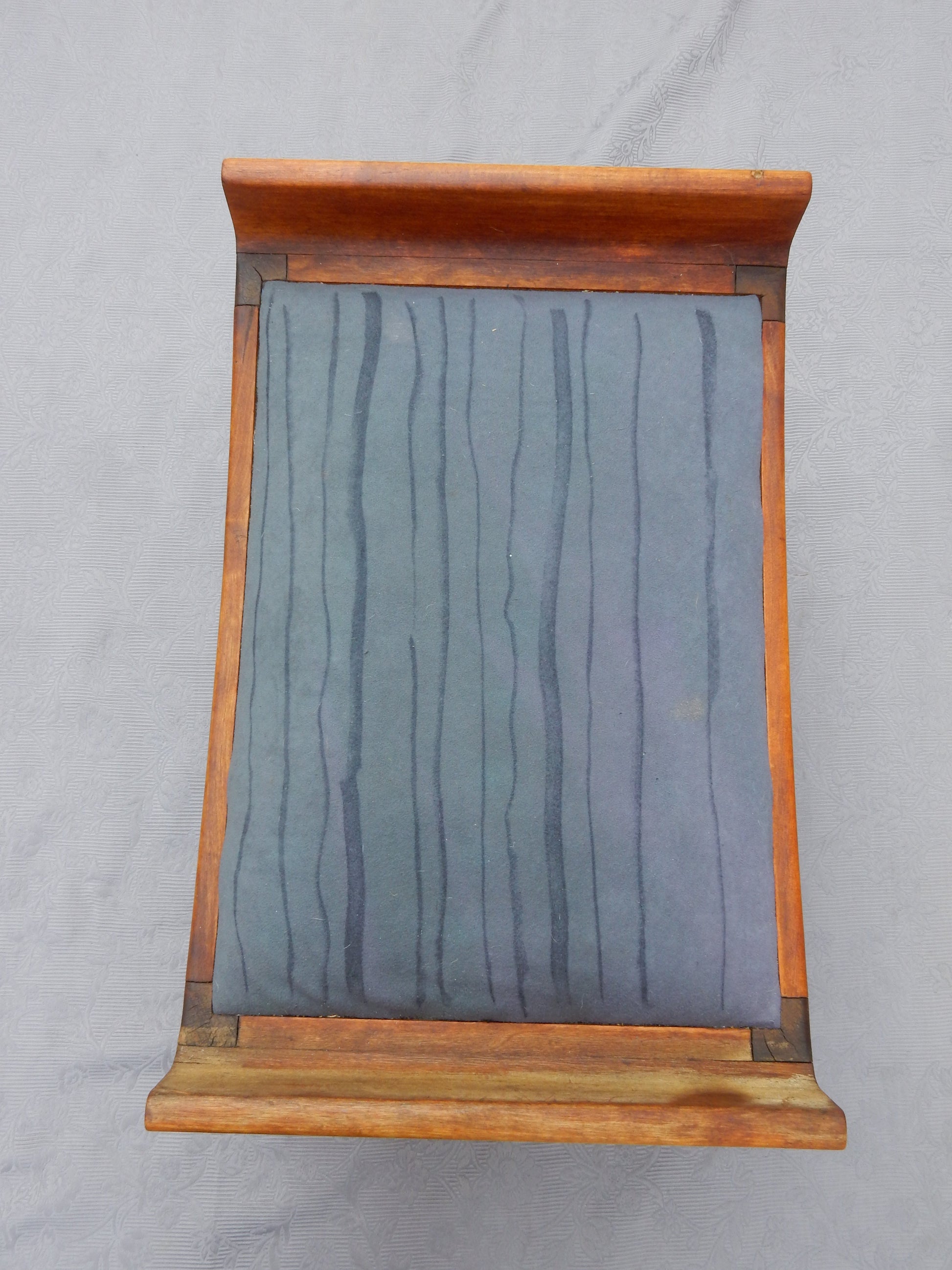 Vintage Holz-Hocker – gepolstert - Artikelbild von Fummel & Gedöns Secondhand-Store