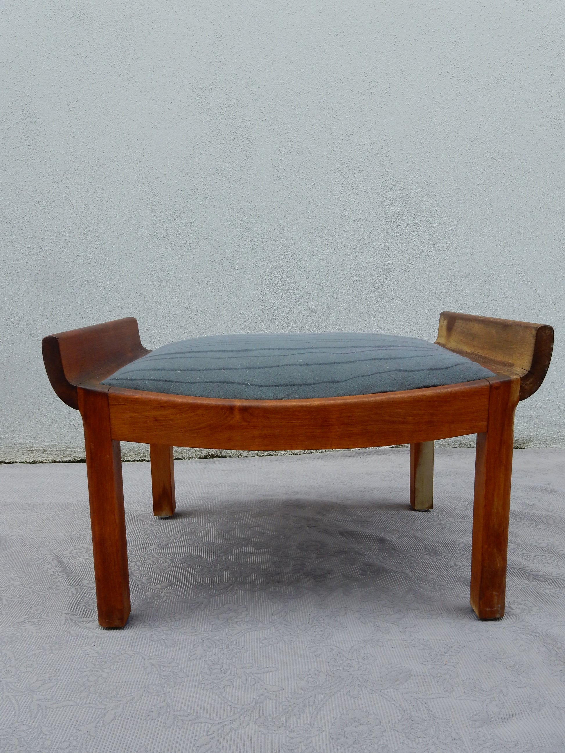 Vintage Holz-Hocker – gepolstert - Artikelbild von Fummel & Gedöns Secondhand-Store
