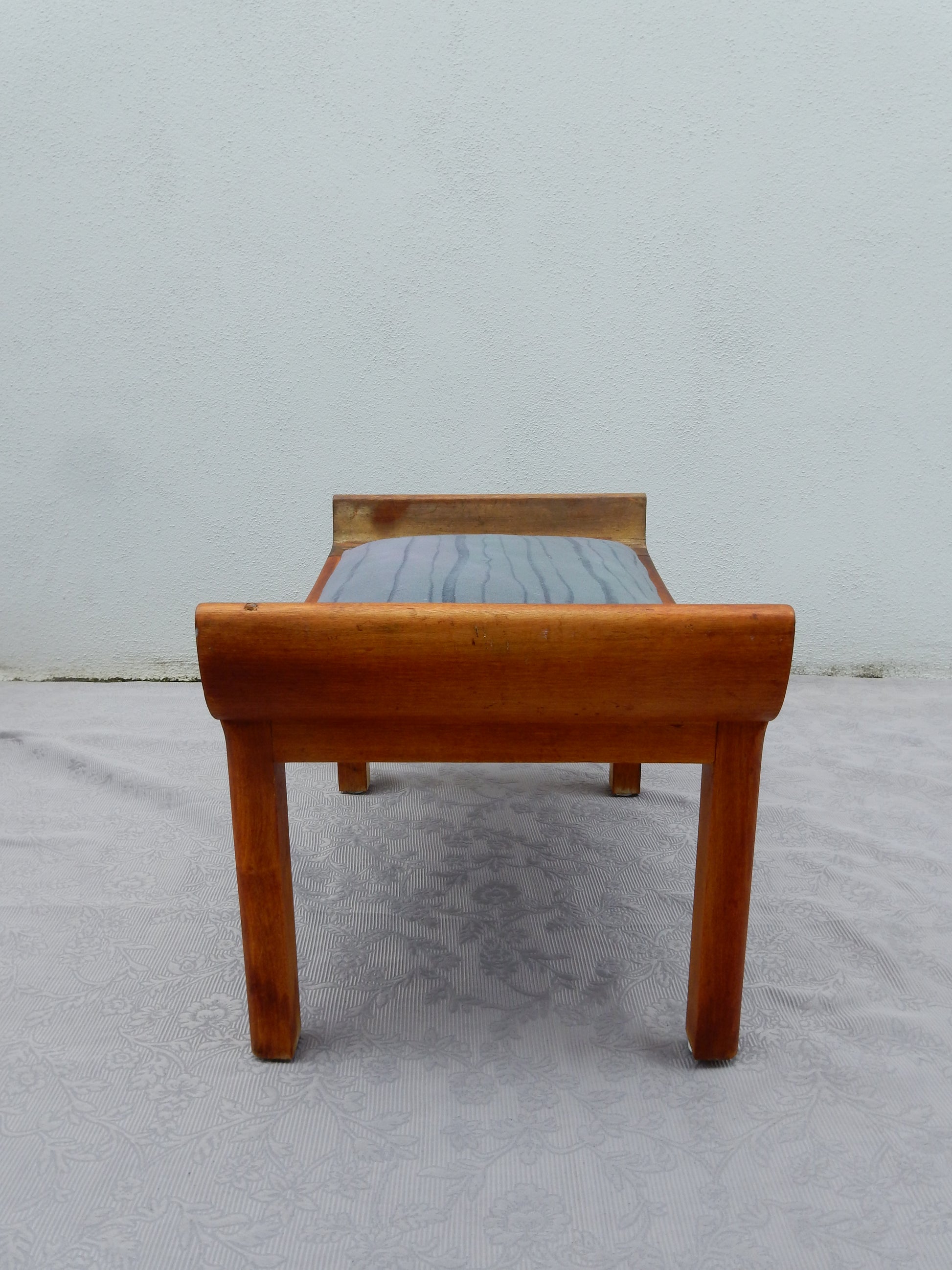 Vintage Holz-Hocker – gepolstert - Artikelbild von Fummel & Gedöns Secondhand-Store