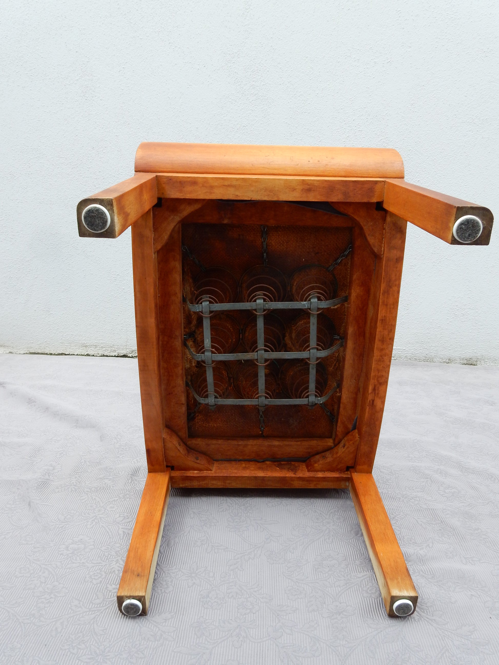 Vintage Holz-Hocker – gepolstert - Artikelbild von Fummel & Gedöns Secondhand-Store