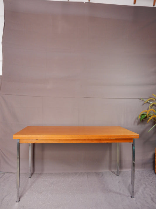 Kompakter Mid-Century Tisch mit Hubmechanik und Auszug