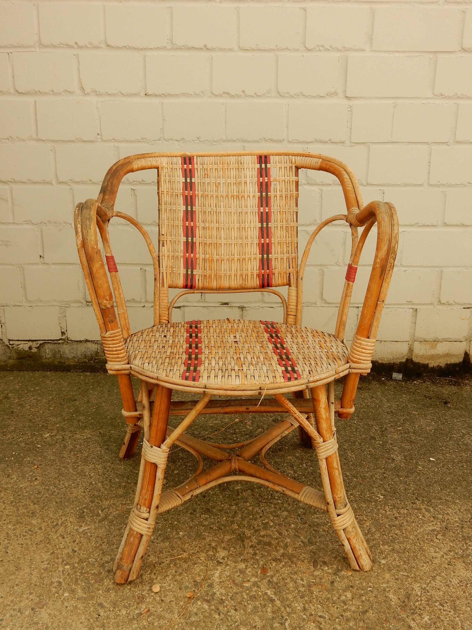 Vintage Bistro-Rattanstuhl mit rotem Flechtdekor – französischer Café-Stil - Artikelbild von Fummel & Gedöns Secondhand-Store