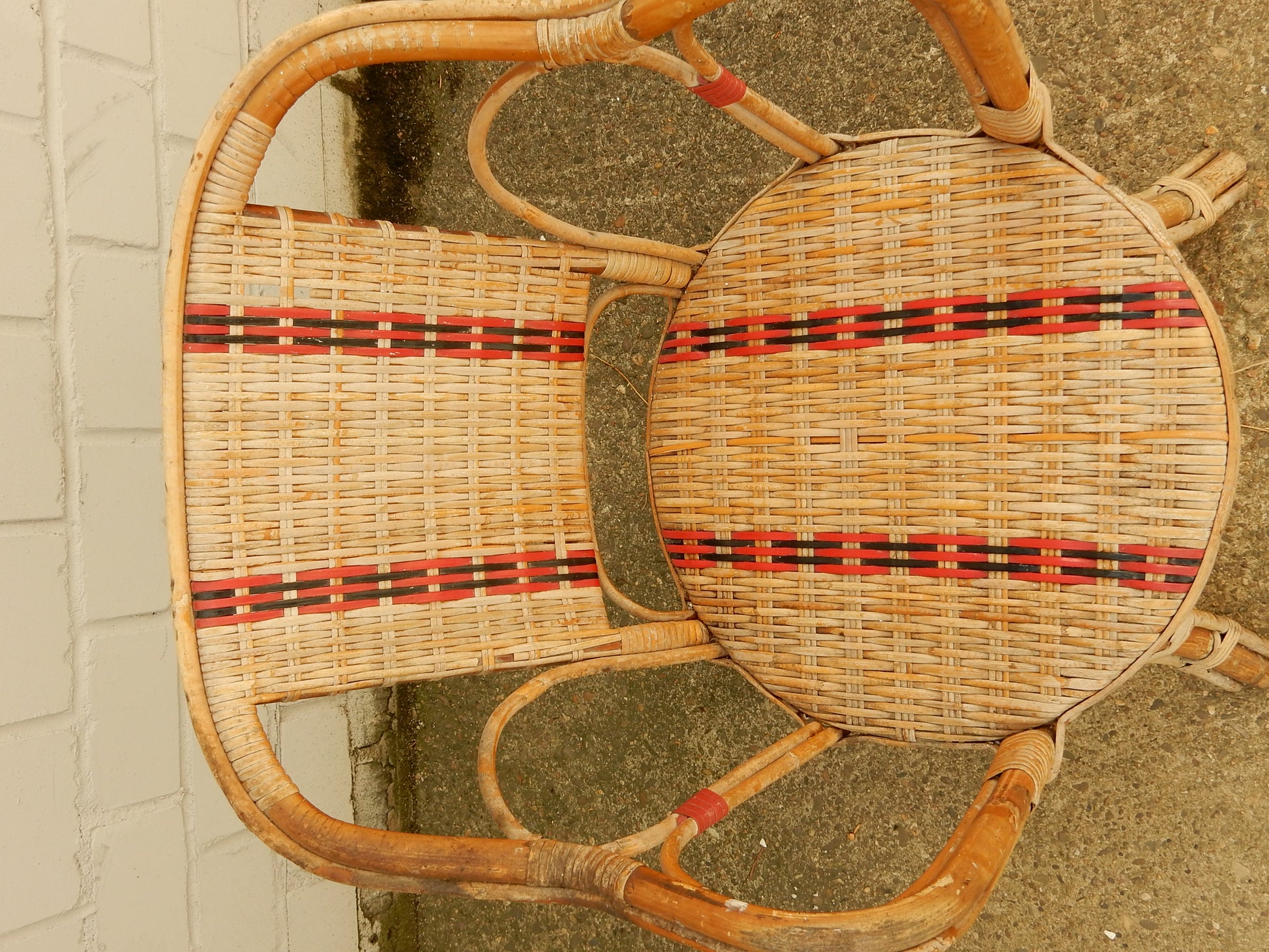 Vintage Bistro-Rattanstuhl mit rotem Flechtdekor – französischer Café-Stil - Artikelbild von Fummel & Gedöns Secondhand-Store
