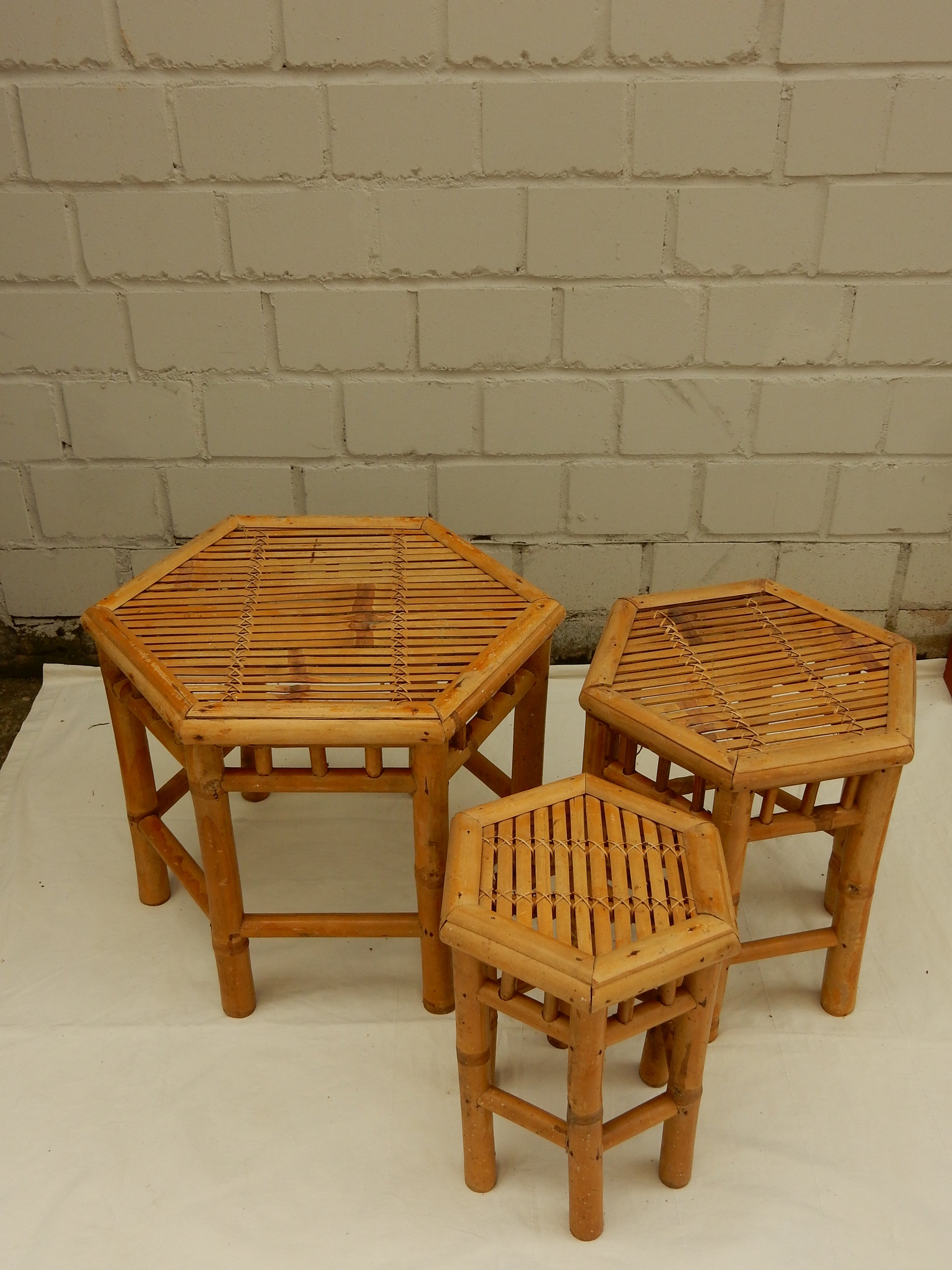 Vintage 3er Satztische aus Bambus – sechseckig, platzsparend stapelbar - Artikelbild von Fummel & Gedöns Secondhand-Store