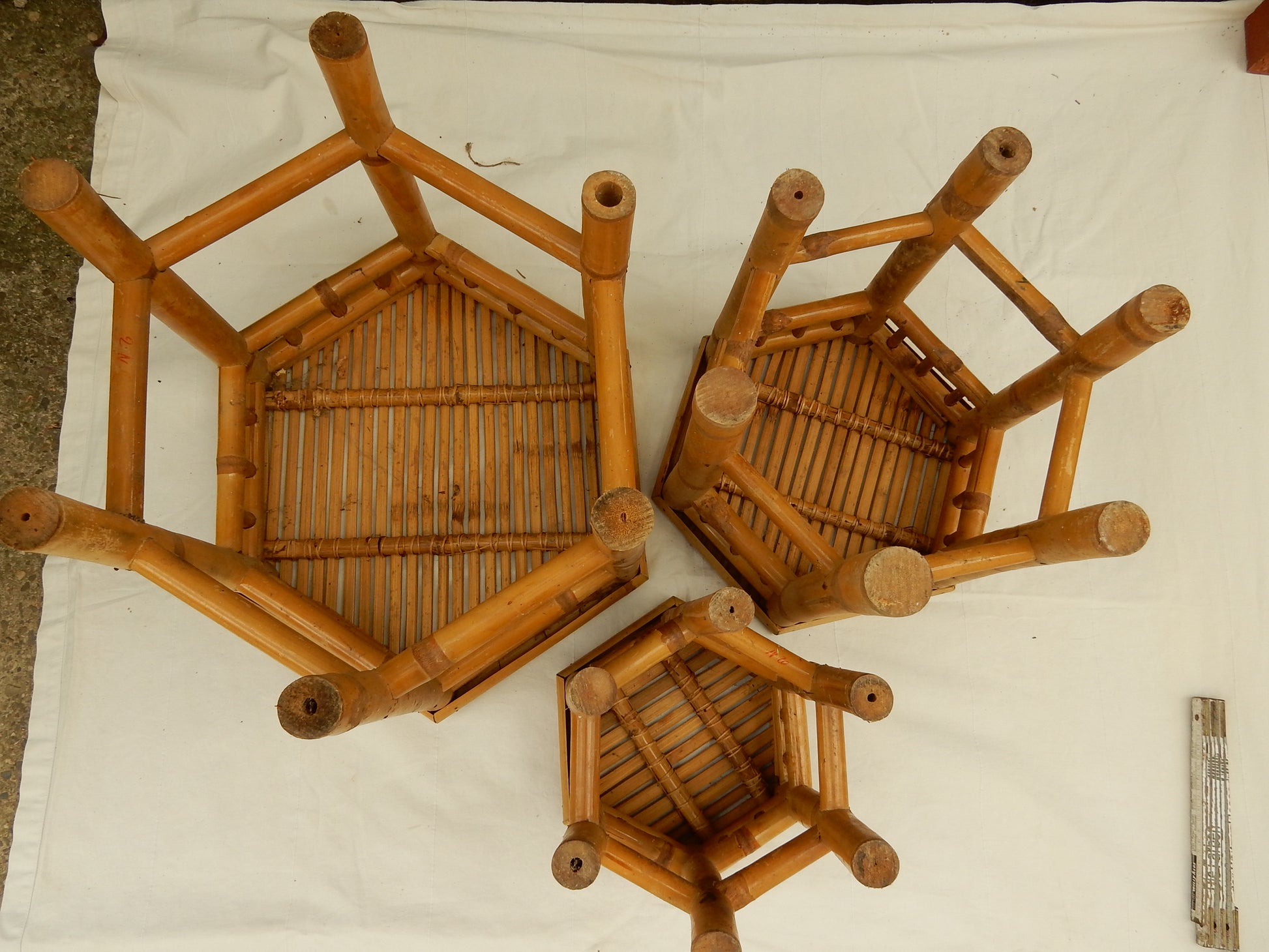 Vintage 3er Satztische aus Bambus – sechseckig, platzsparend stapelbar - Artikelbild von Fummel & Gedöns Secondhand-Store
