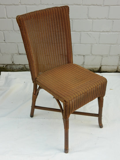 Vintage Korbstuhl schräg