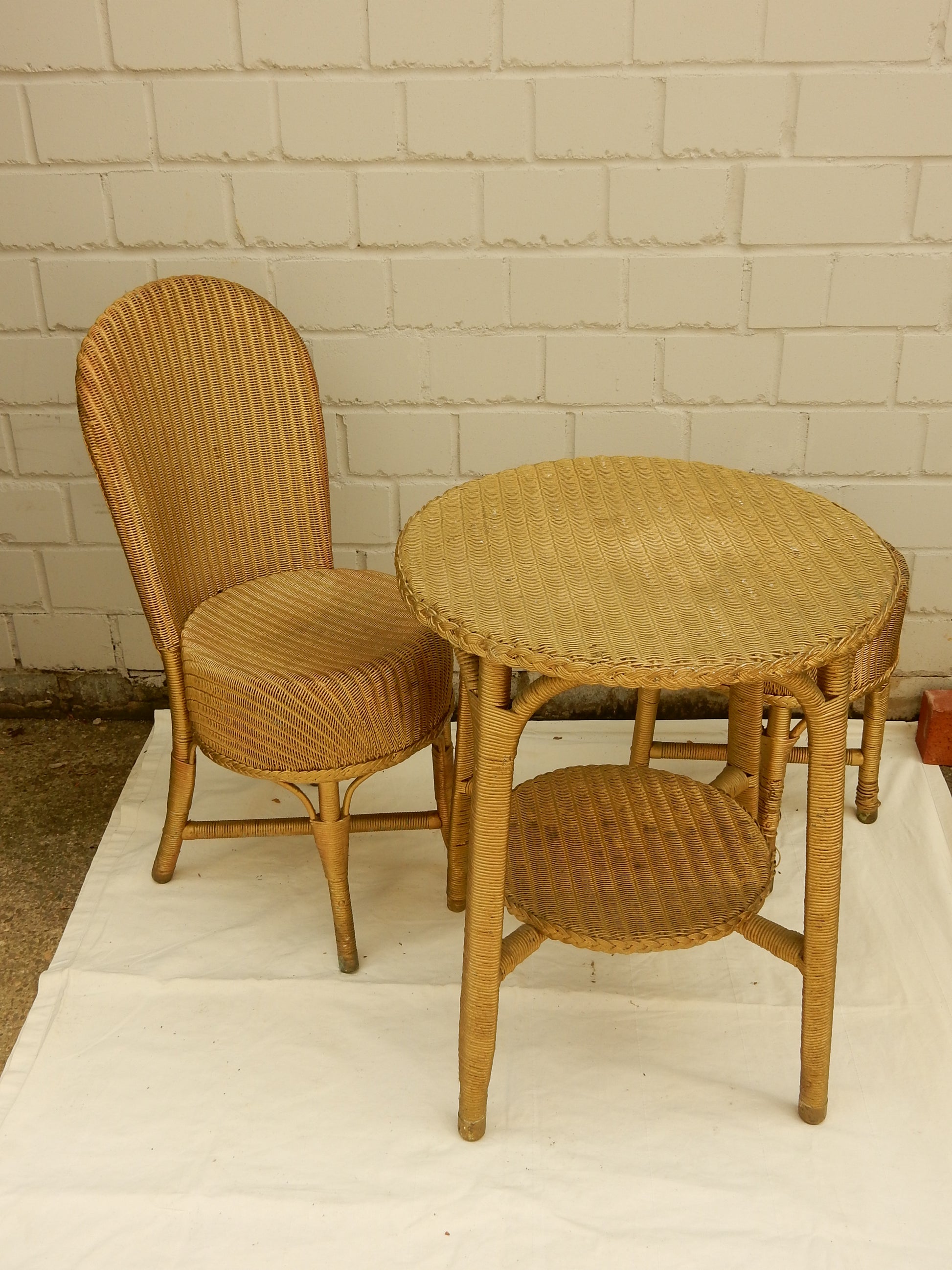 Original Lloyd Loom Sitzgruppe – Korbstuhl &amp; runder Beistelltisch, England - Artikelbild von Fummel & Gedöns Secondhand-Store