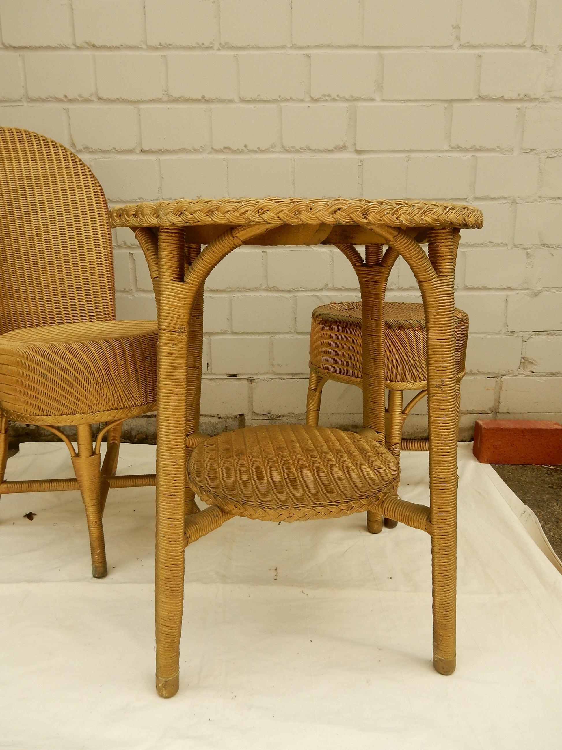 Original Lloyd Loom Sitzgruppe – Korbstuhl &amp; runder Beistelltisch, England - Artikelbild von Fummel & Gedöns Secondhand-Store