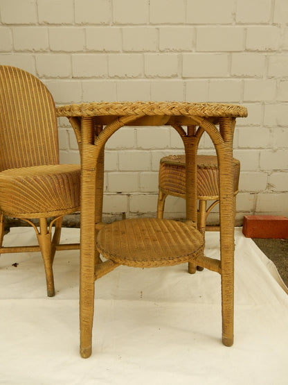 Original Lloyd Loom Sitzgruppe – Korbstuhl & runder Beistelltisch, England