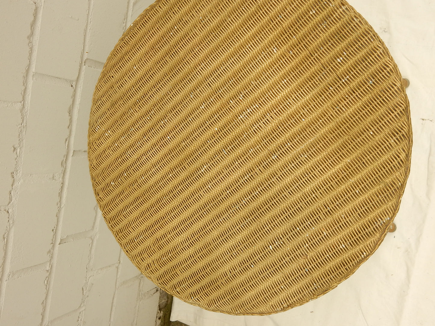 Original Lloyd Loom Sitzgruppe – Korbstuhl & runder Beistelltisch, England