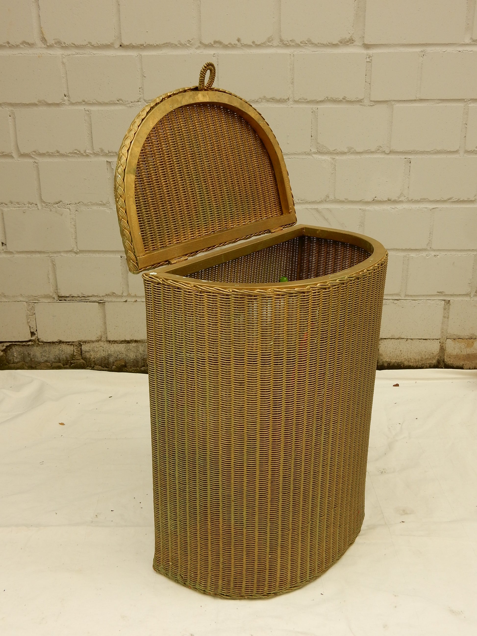 Original Lloyd Loom Wäschekorb – oval mit Klappdeckel, England - Artikelbild von Fummel & Gedöns Secondhand-Store