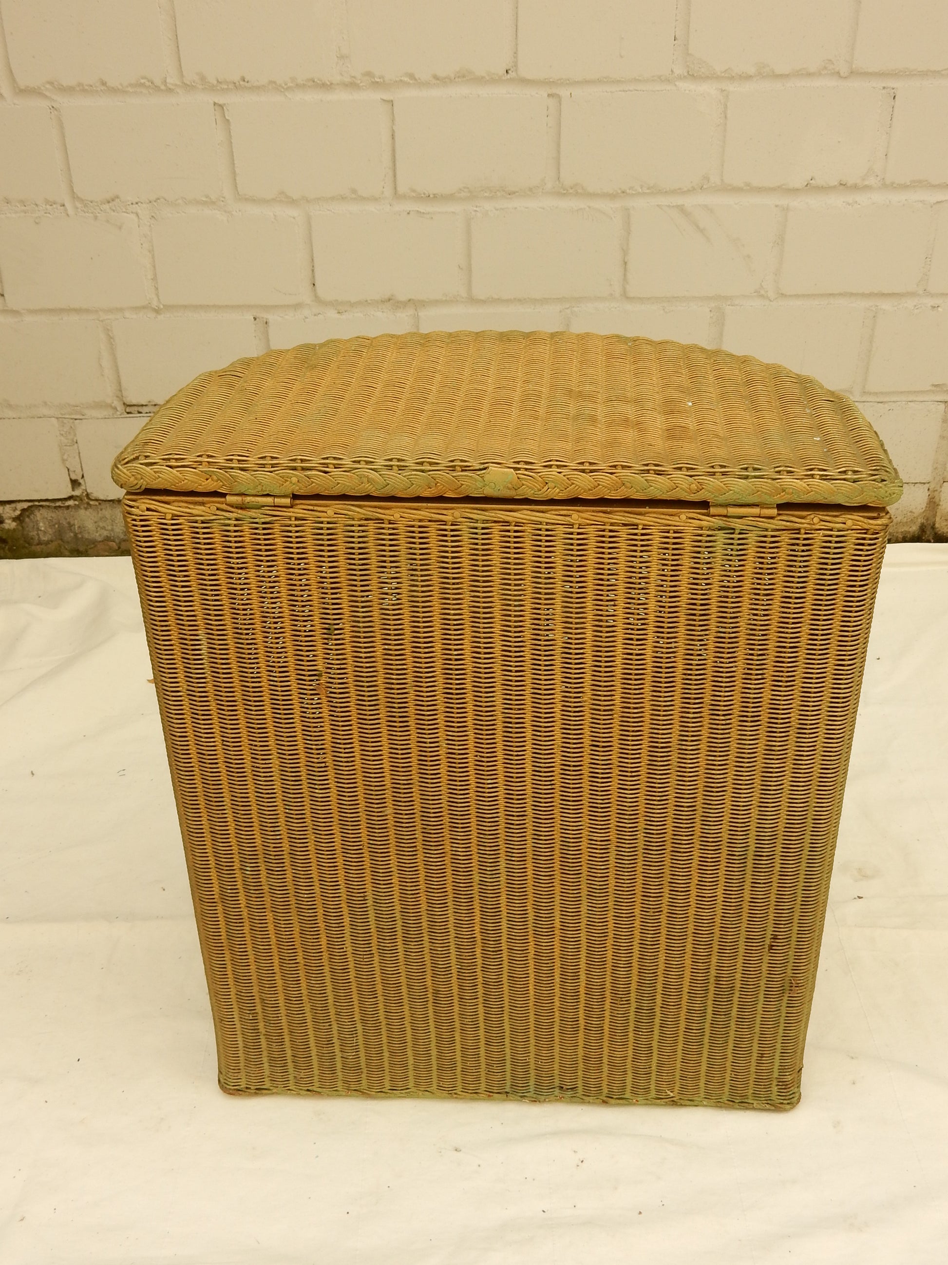 Original Lloyd Loom Wäschekorb – oval mit Klappdeckel, England - Artikelbild von Fummel & Gedöns Secondhand-Store