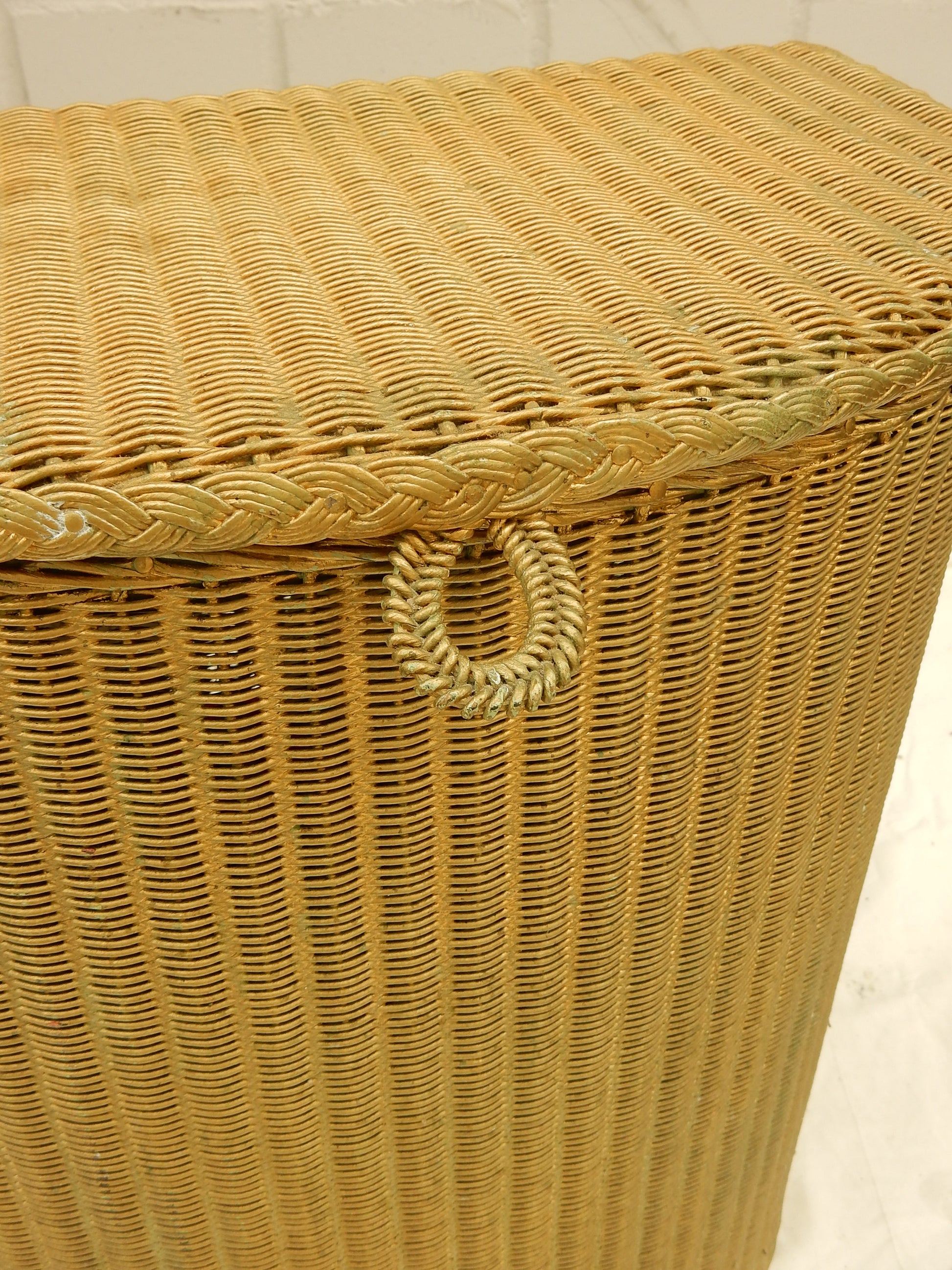 Original Lloyd Loom Wäschekorb – oval mit Klappdeckel, England - Artikelbild von Fummel & Gedöns Secondhand-Store