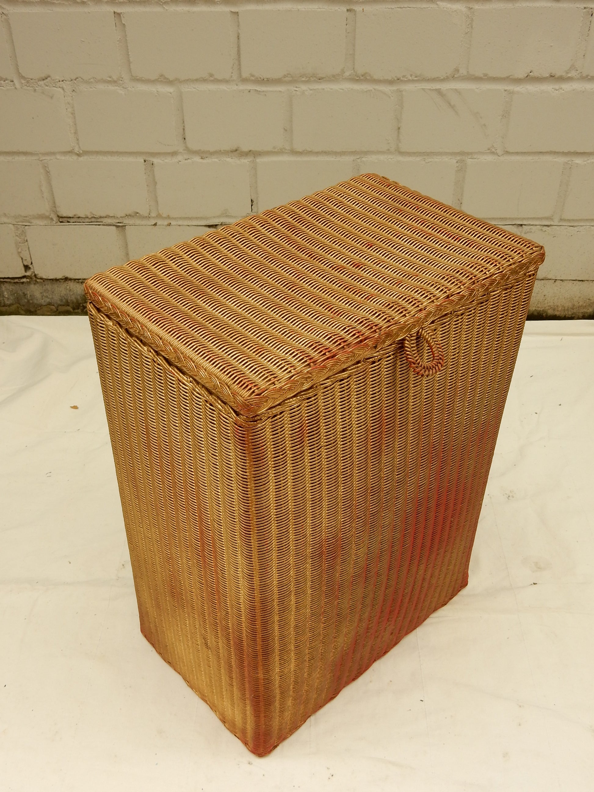 Original Lloyd Loom Wäschekorb – hoch &amp; rechteckig mit Deckel, England - Artikelbild von Fummel & Gedöns Secondhand-Store