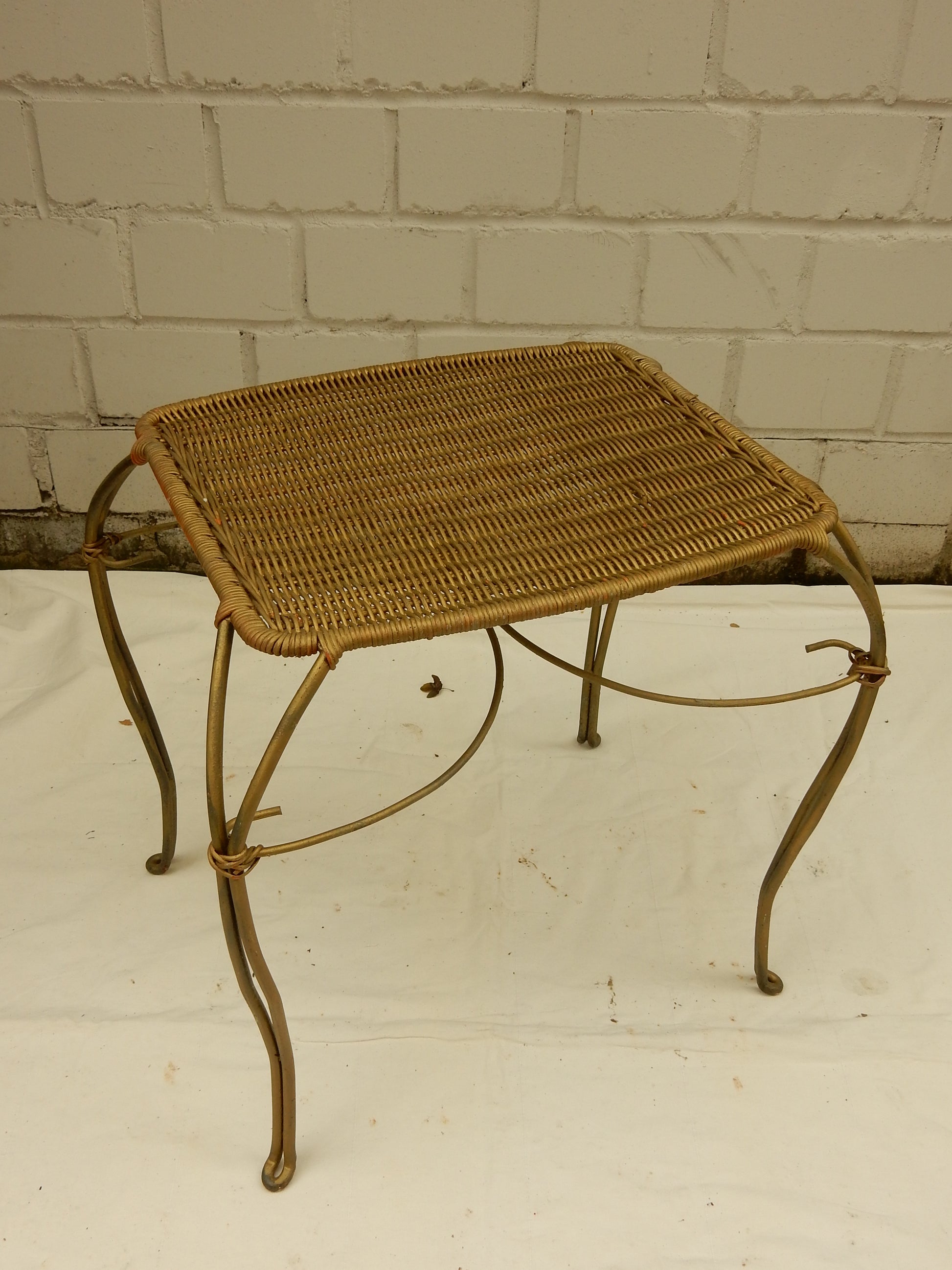 Vintage Beistelltisch aus Geflecht &amp; Metall – geschwungenes Gestell - Artikelbild von Fummel & Gedöns Secondhand-Store