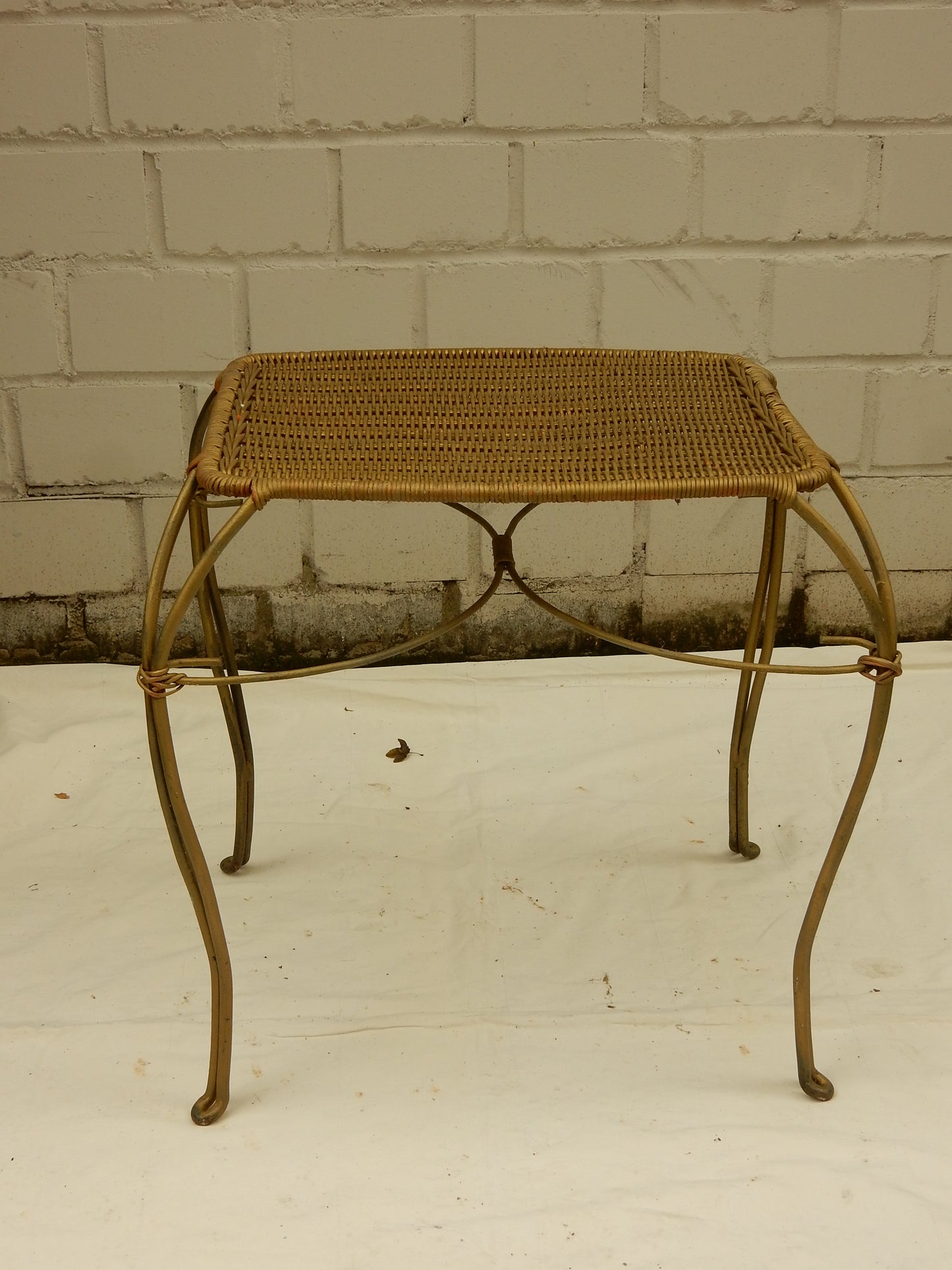 Vintage Beistelltisch aus Geflecht & Metall – geschwungenes Gestell