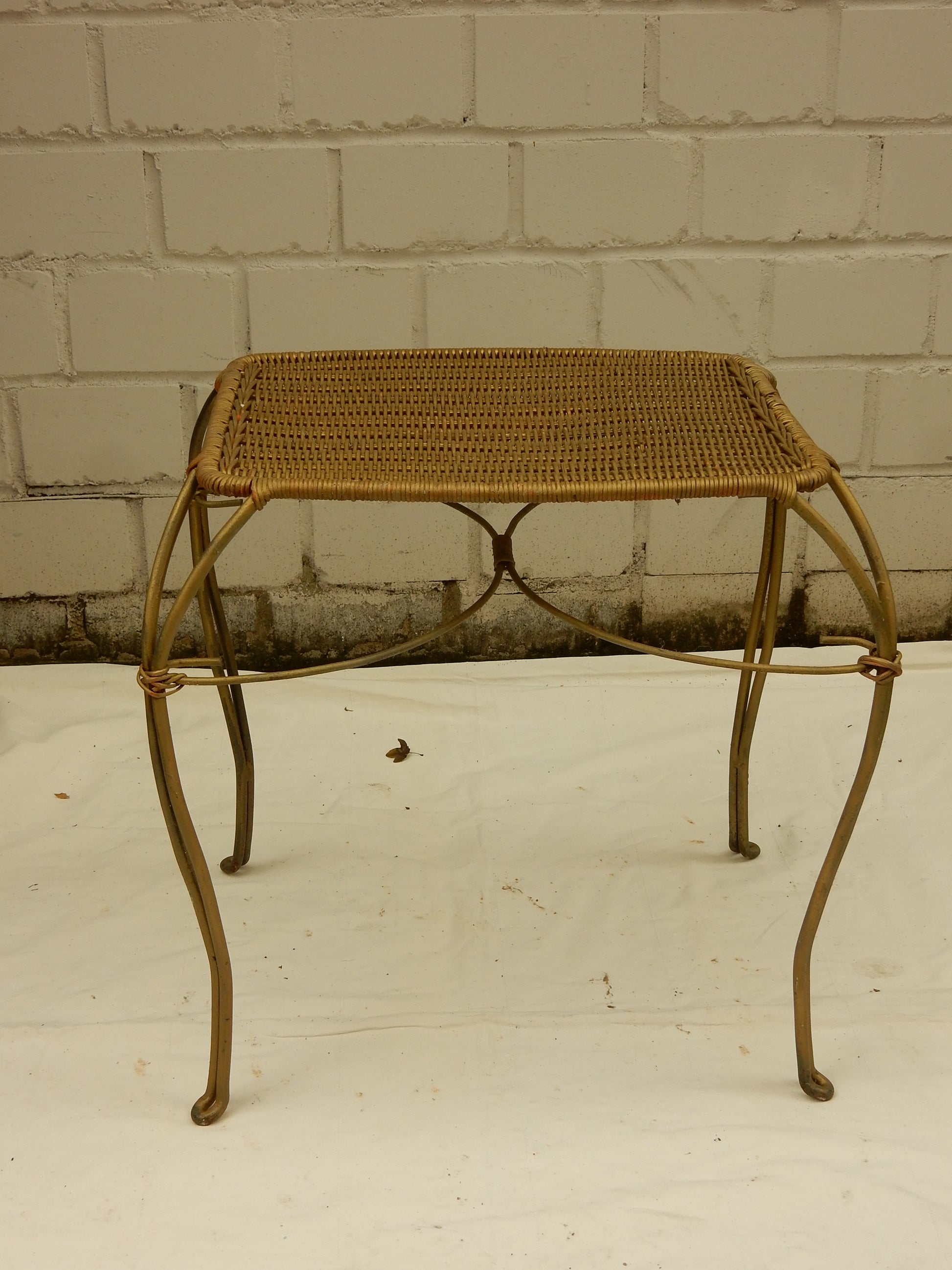 Vintage Beistelltisch aus Geflecht &amp; Metall – geschwungenes Gestell - Artikelbild von Fummel & Gedöns Secondhand-Store