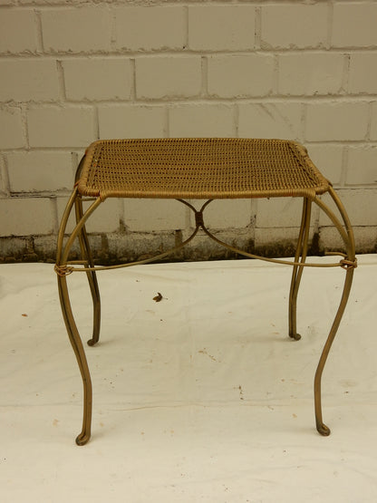 Vintage Beistelltisch aus Geflecht & Metall – geschwungenes Gestell