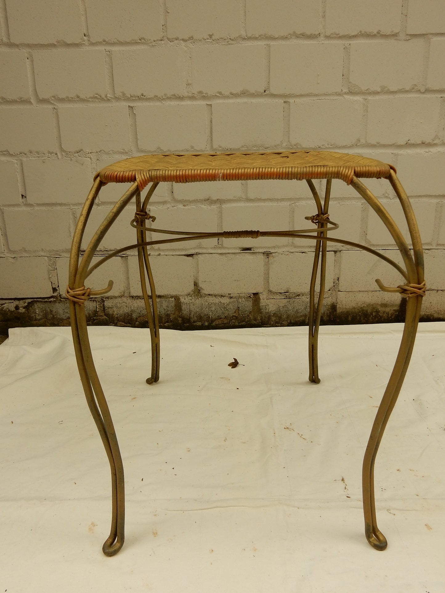 Vintage Beistelltisch aus Geflecht & Metall – geschwungenes Gestell