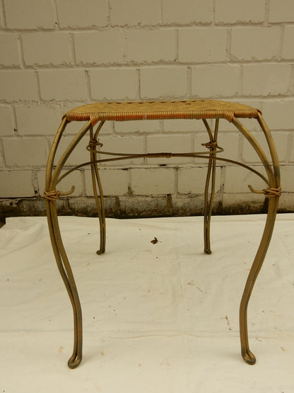 Vintage Beistelltisch aus Geflecht & Metall – geschwungenes Gestell