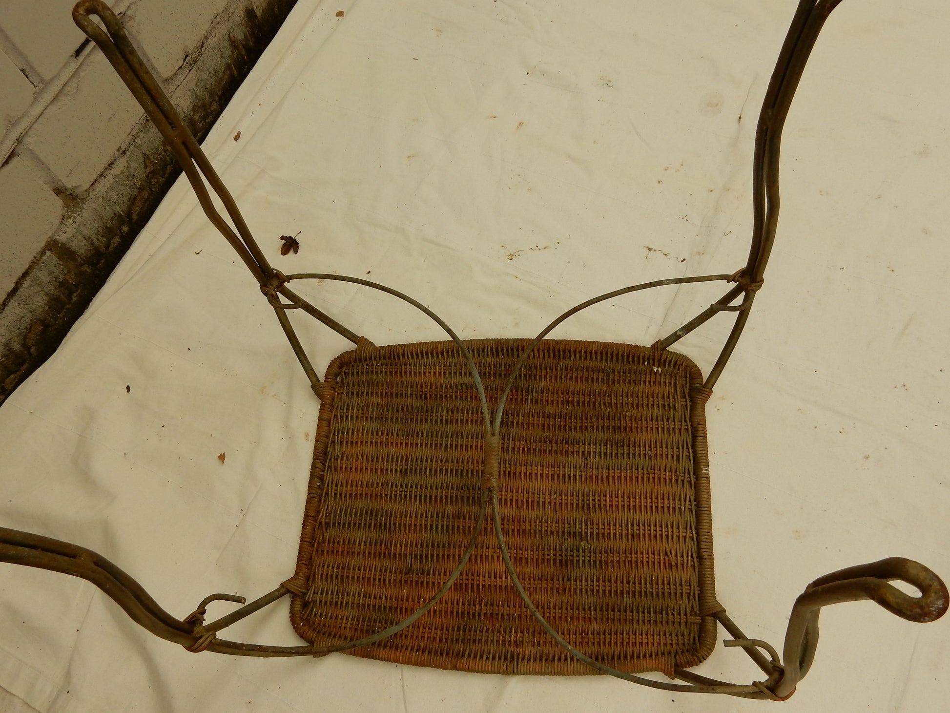 Vintage Beistelltisch aus Geflecht &amp; Metall – geschwungenes Gestell - Artikelbild von Fummel & Gedöns Secondhand-Store
