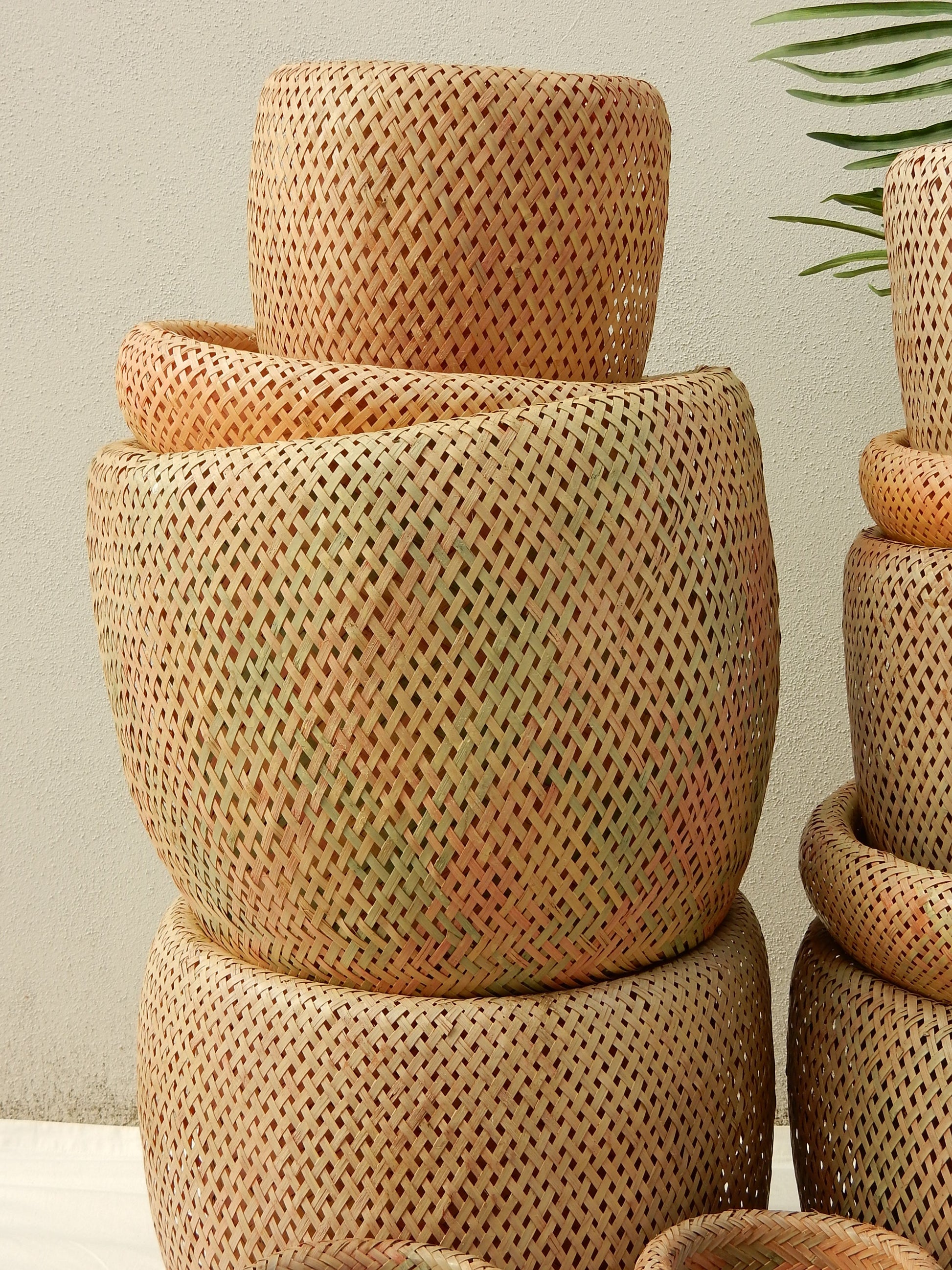 Vintage 17-teiliges Bambus-Pflanzkorb-Set – Boho Flechtkörbe in Natur - Artikelbild von Fummel & Gedöns Secondhand-Store