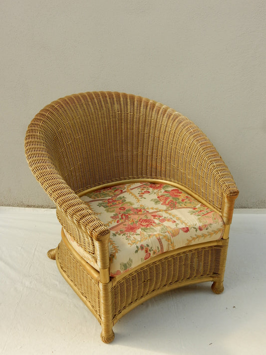 Vintage Rattansessel mit floralem Sitzkissen