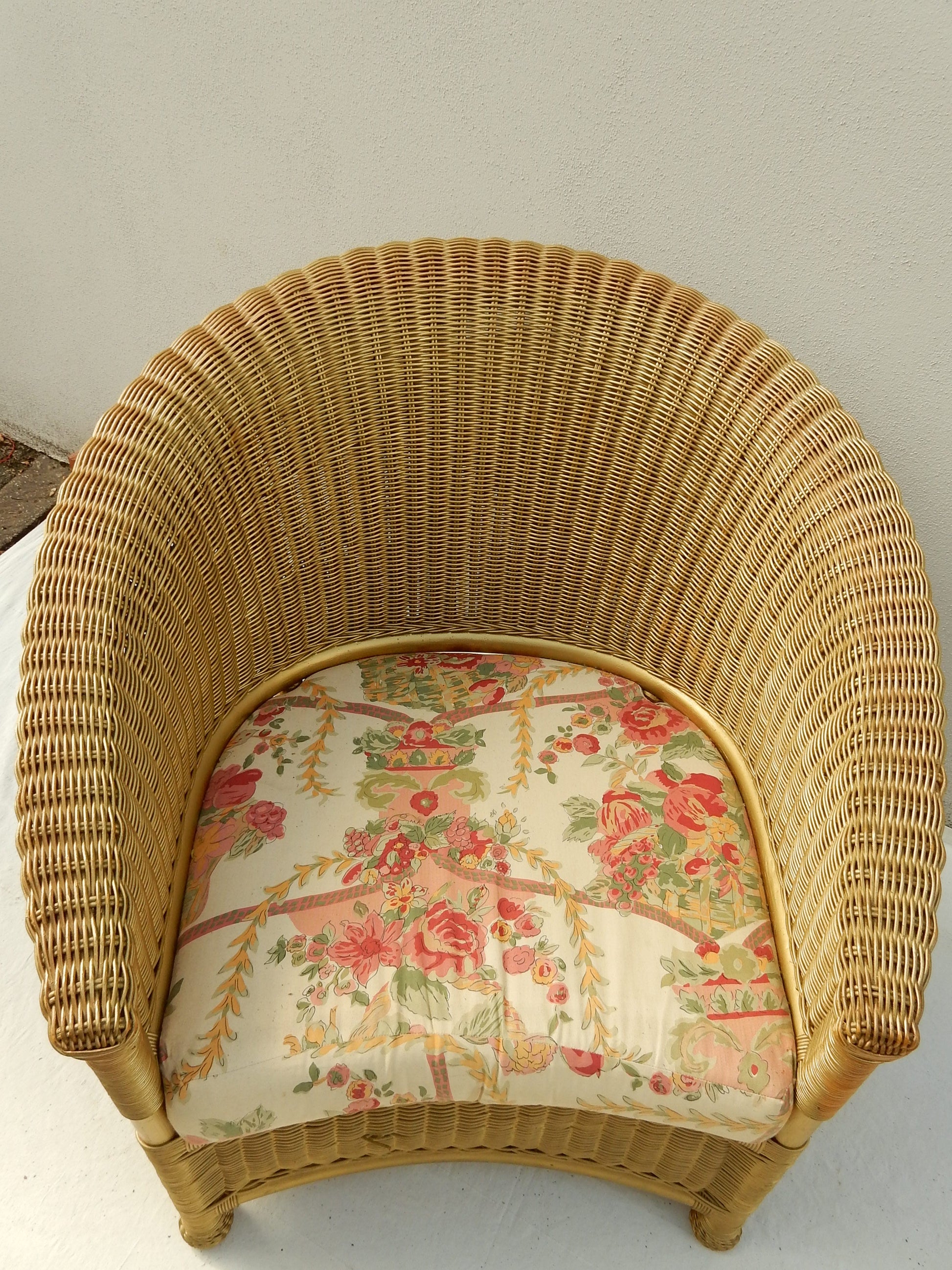 Vintage Rattansessel mit floralem Sitzkissen – geschwungener Korbsessel - Artikelbild von Fummel & Gedöns Secondhand-Store