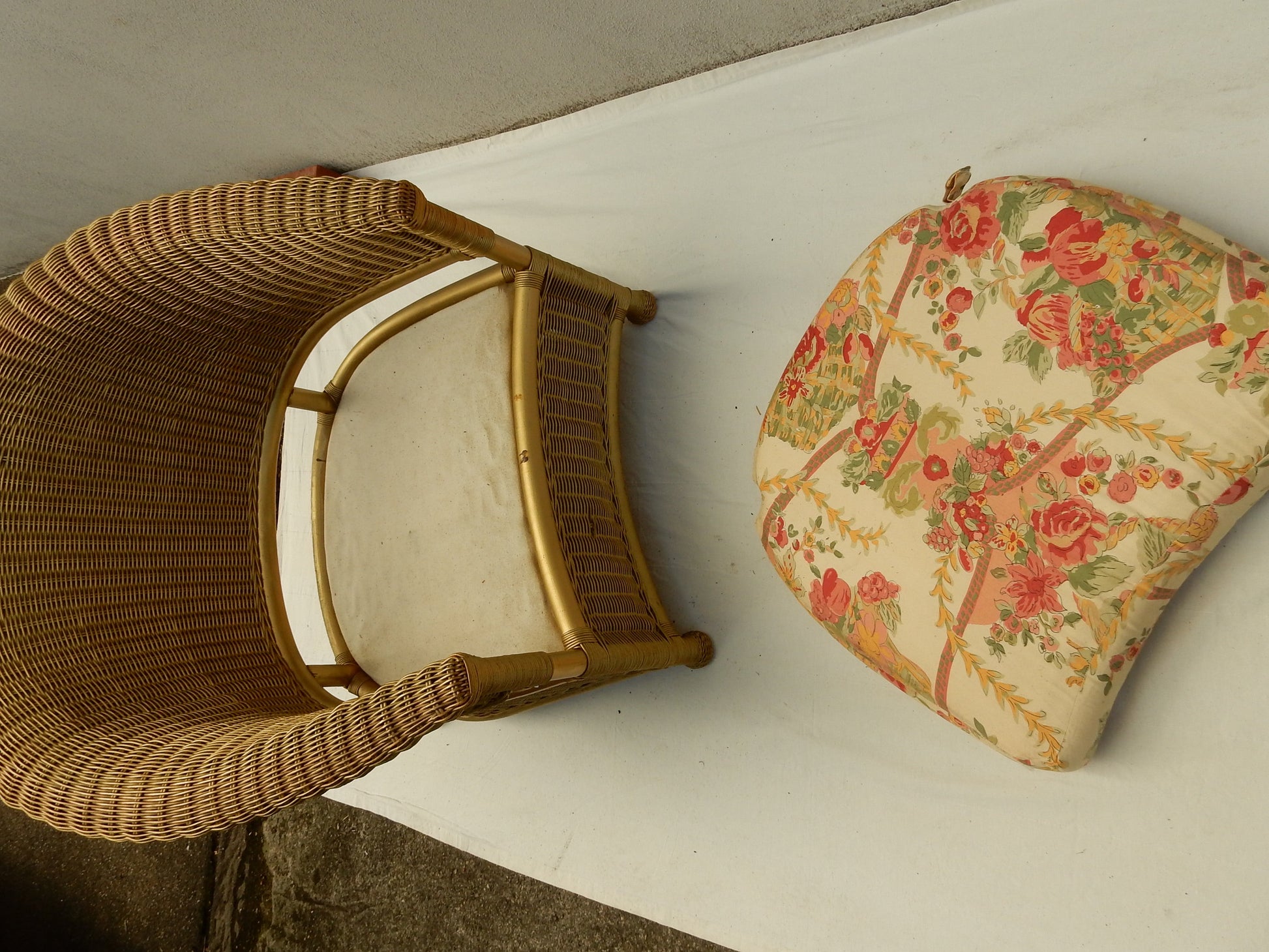 Vintage Rattansessel mit floralem Sitzkissen – geschwungener Korbsessel - Artikelbild von Fummel & Gedöns Secondhand-Store