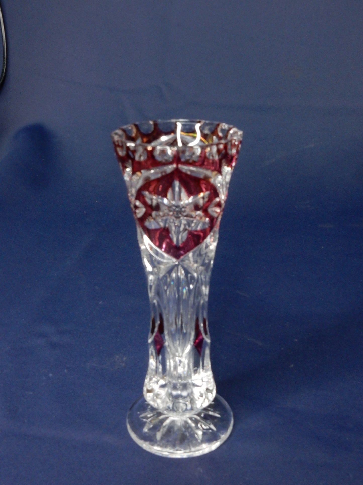 Vintage Böhmische Kristallvase – Rubinrot Cut-to-Clear mit Goldschimmer
