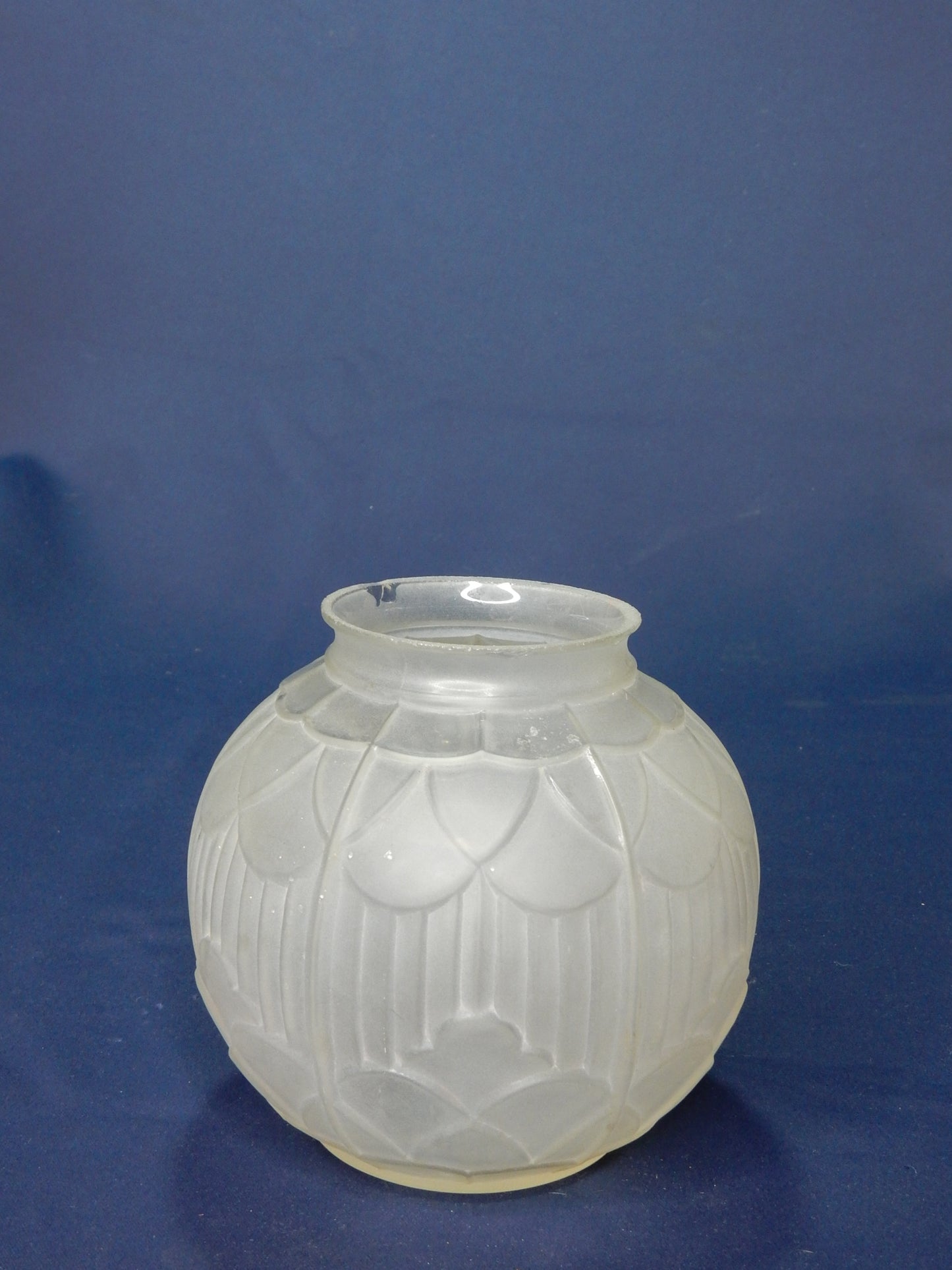 Original Art Déco Lampenschirm aus satiniertem Pressglas – ca. 1930