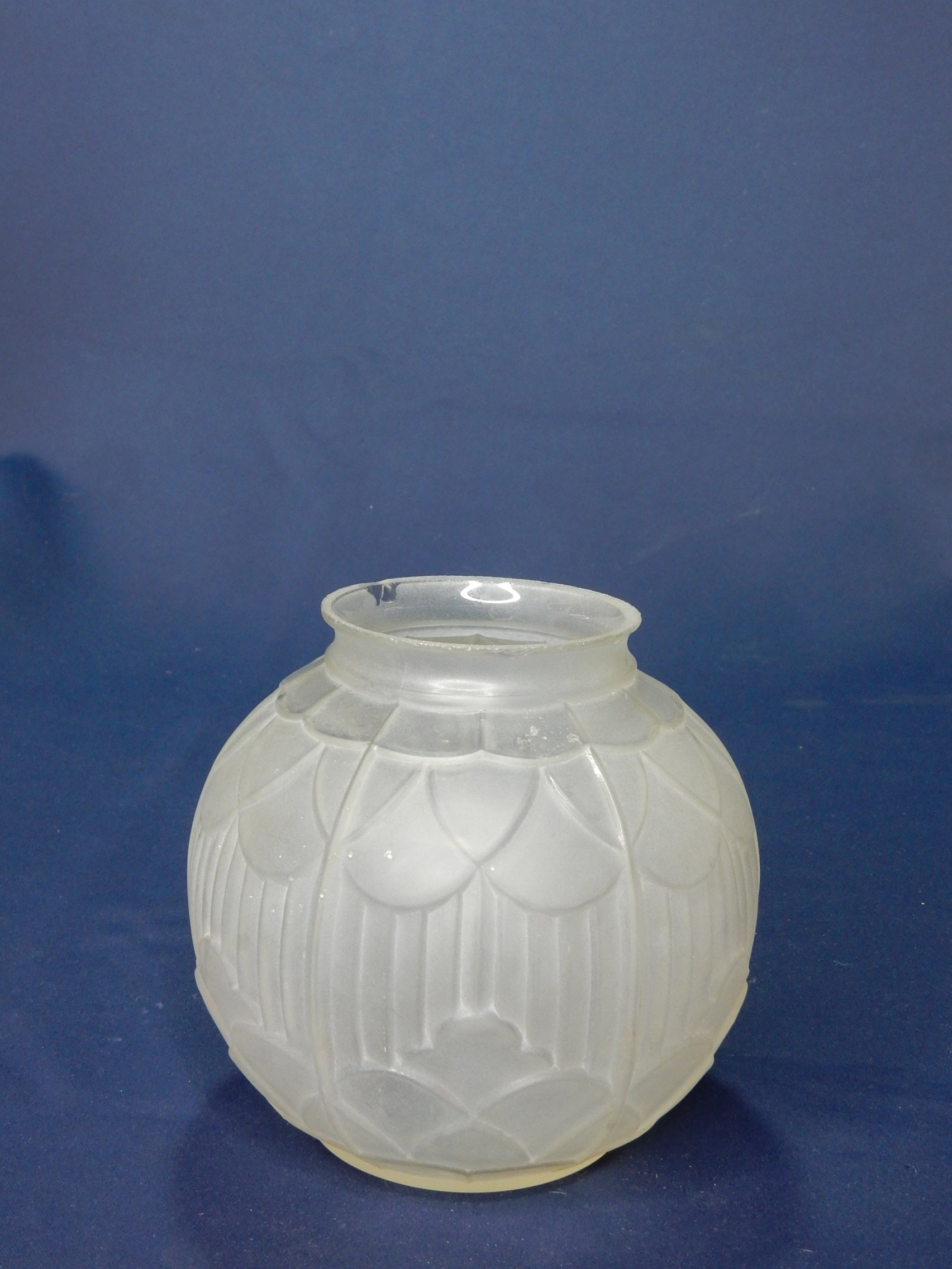 Original Art Déco Lampenschirm aus satiniertem Pressglas – ca. 1930 - Artikelbild von Fummel & Gedöns Secondhand-Store