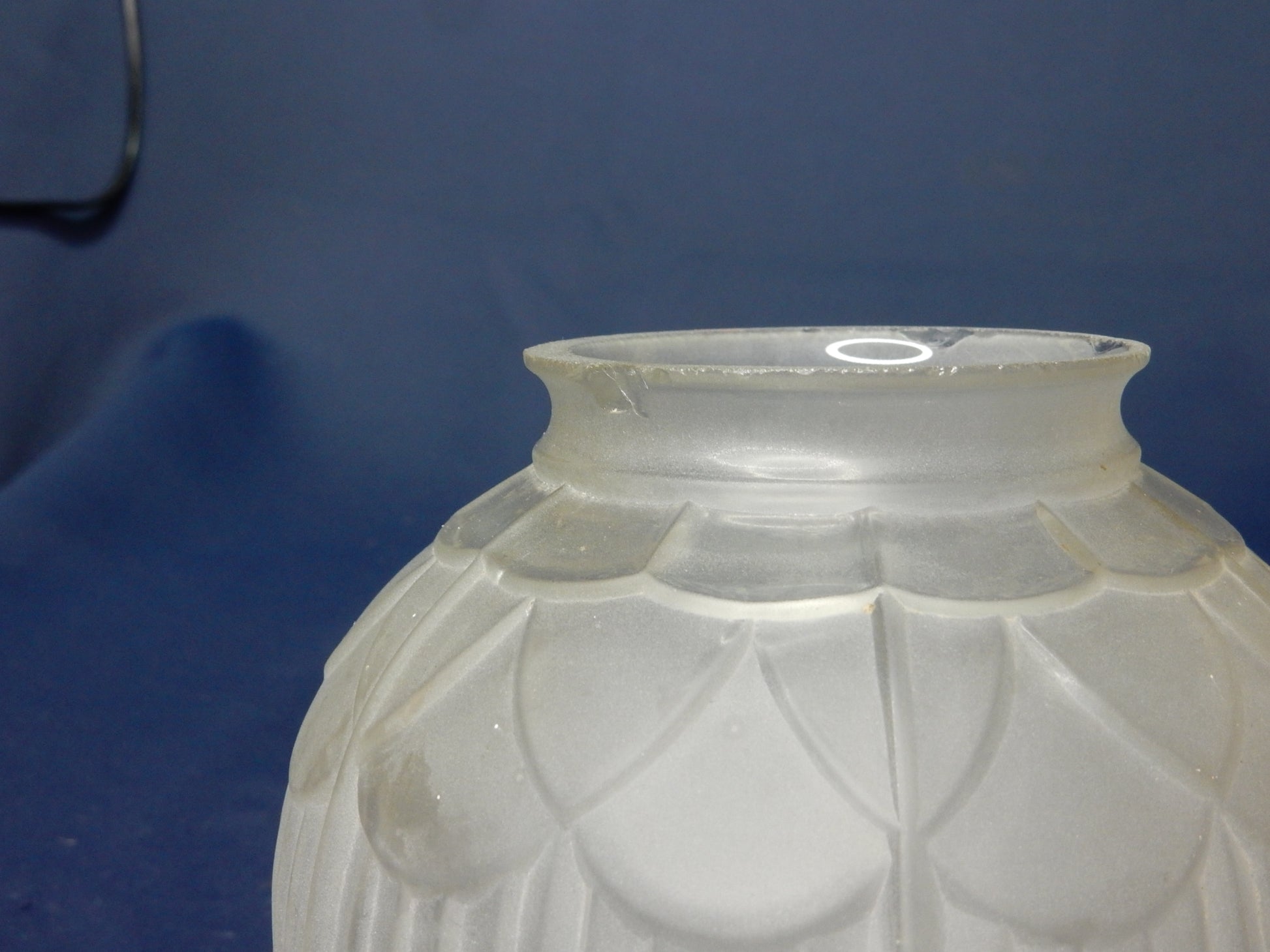 Original Art Déco Lampenschirm aus satiniertem Pressglas – ca. 1930 - Artikelbild von Fummel & Gedöns Secondhand-Store
