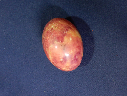 Dekorationsei aus rosa Naturstein