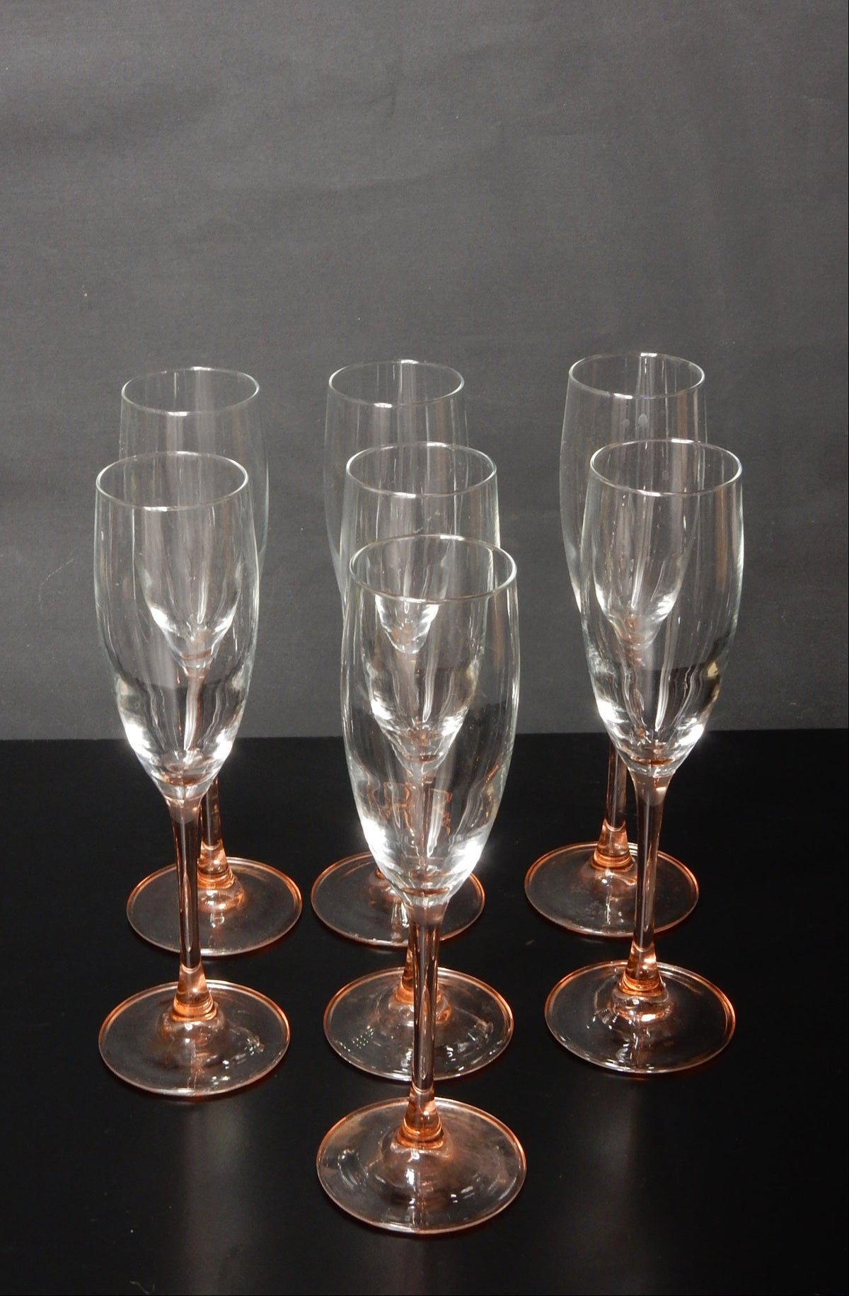 7er Set Sektgläser mit roséfarbenem Stiel – Frankreich, 1980er Jahre - Artikelbild von Fummel & Gedöns Secondhand-Store