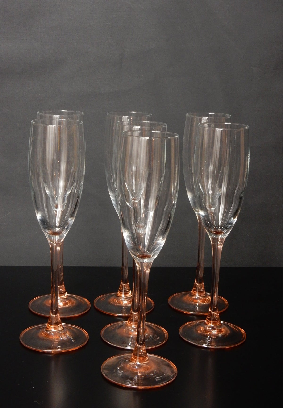7er Set Sektgläser mit roséfarbenem Stiel – Frankreich, 1980er Jahre