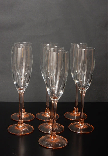 7er Set Sektgläser mit roséfarbenem Stiel – Frankreich, 1980er Jahre