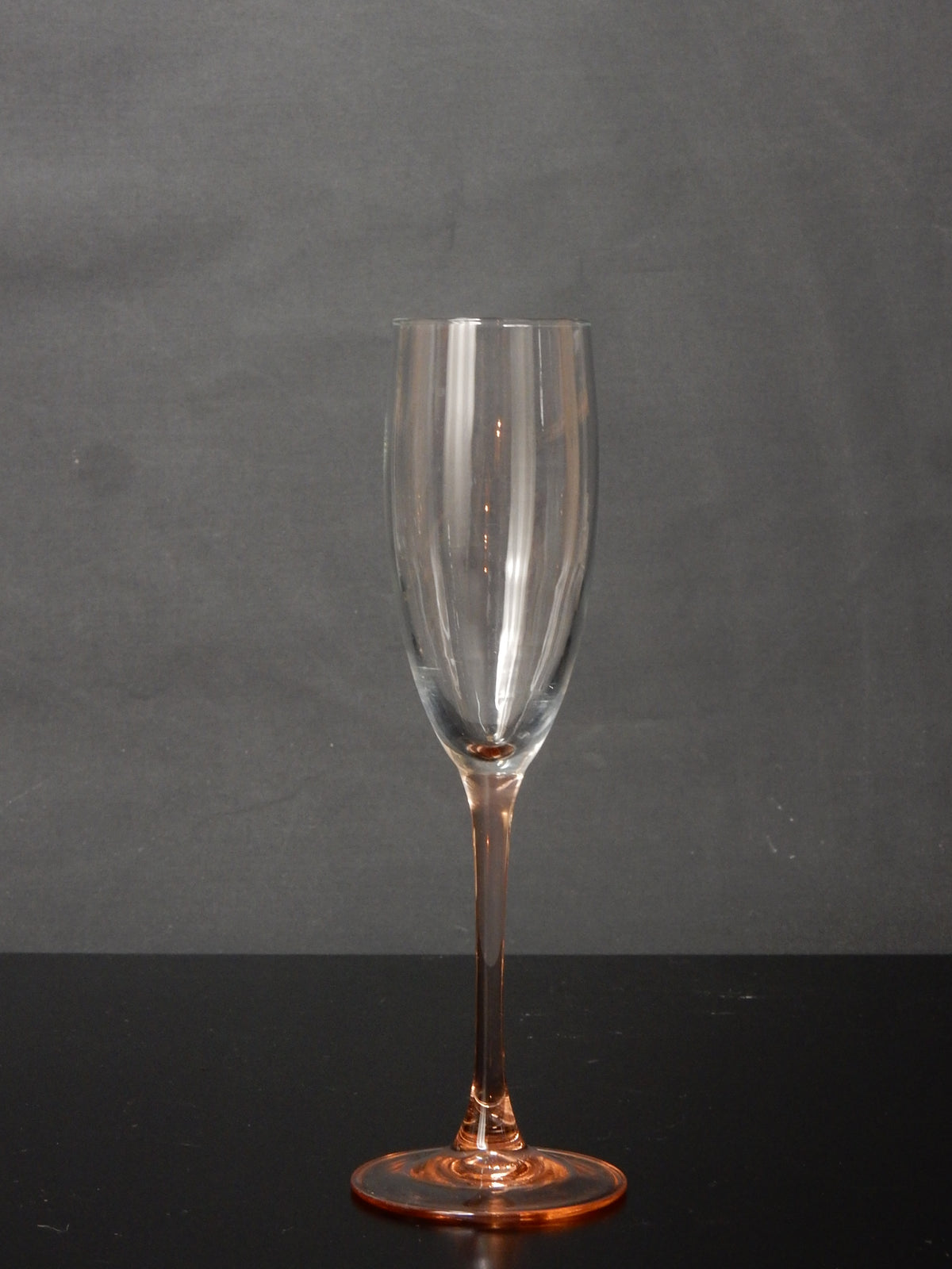 7er Set Sektgläser mit roséfarbenem Stiel – Frankreich, 1980er Jahre - Artikelbild von Fummel & Gedöns Secondhand-Store