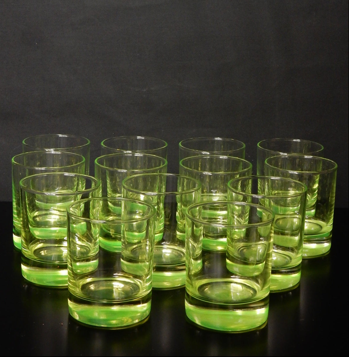 13 Art-Déco Uranglas Trinkgläser – grünes Glas – 1920er/30er Jahre - Artikelbild von Fummel & Gedöns Secondhand-Store