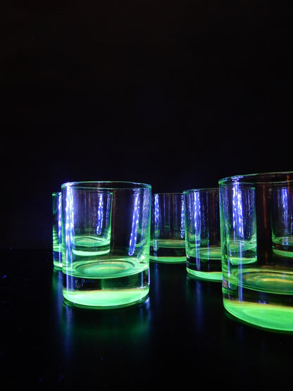 13 Art-Déco Uranglas Trinkgläser – grünes Glas – 1920er/30er Jahre