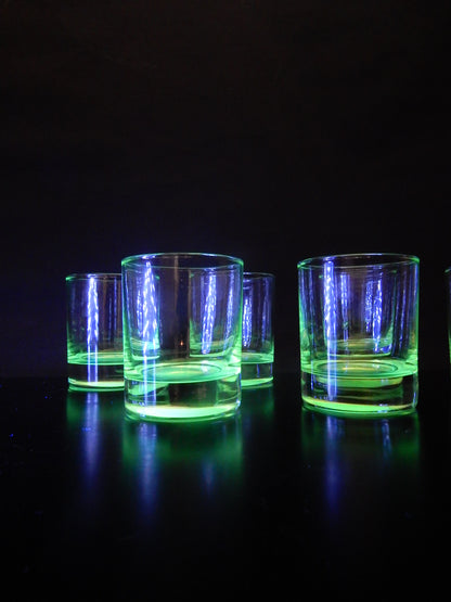 13 Art-Déco Uranglas Trinkgläser – grünes Glas – 1920er/30er Jahre