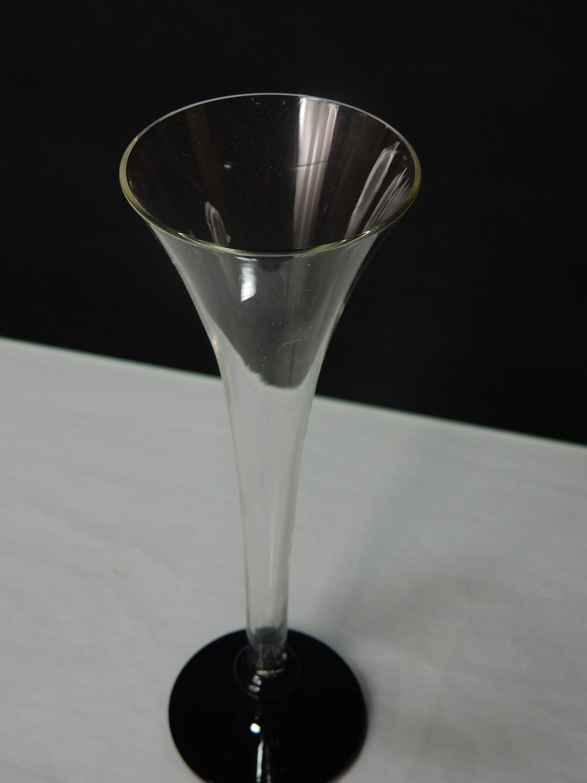 Vintage Sektflöte Frankreich – schwarzer Glasfuß – 1980er Jahre