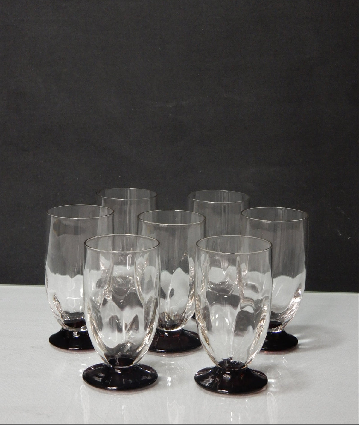 7er Set Vintage Likörgläser mit schwarzem Fuß – 1960er/70er Jahre - Artikelbild von Fummel & Gedöns Secondhand-Store
