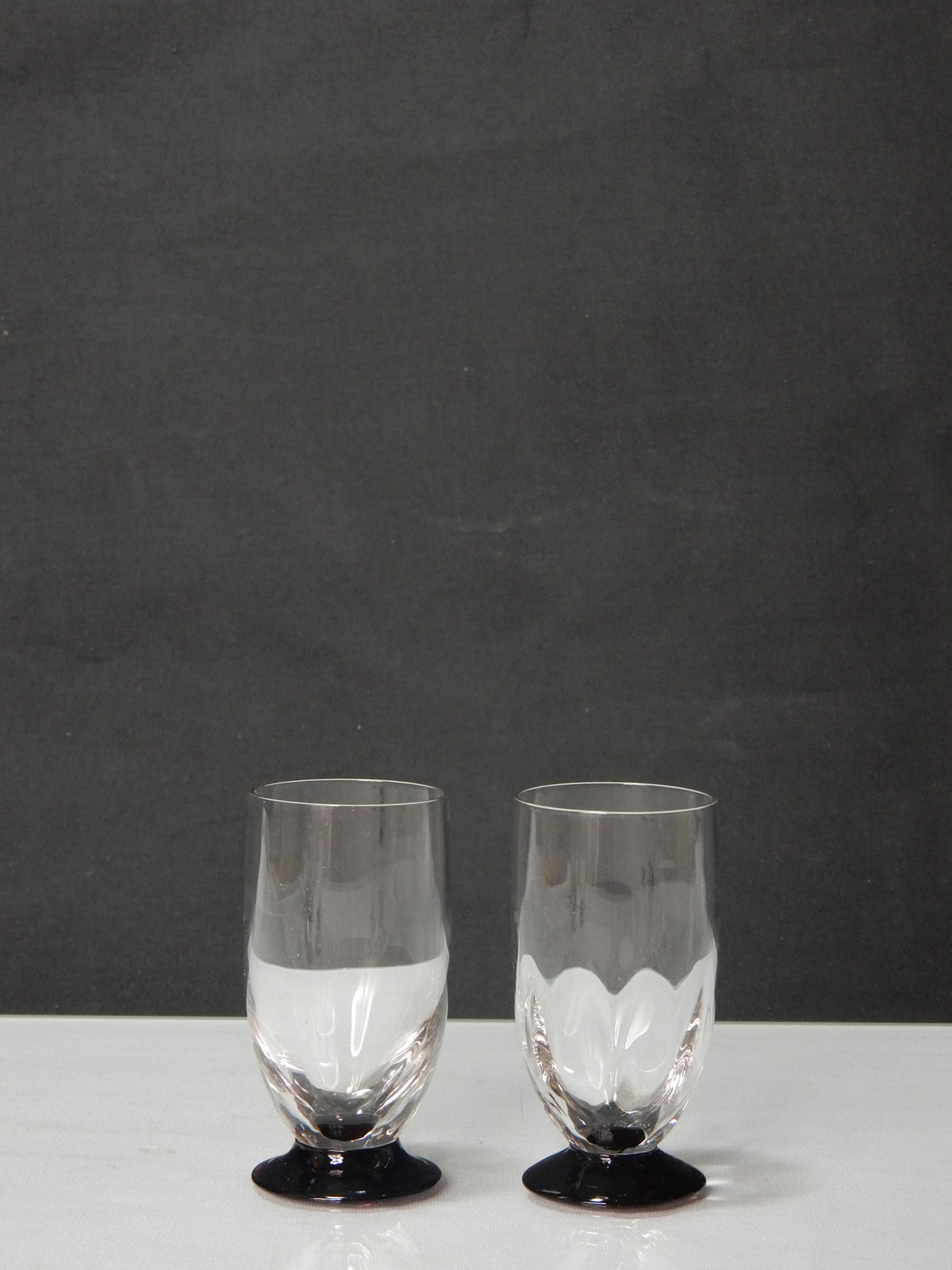7er Set Vintage Likörgläser mit schwarzem Fuß – 1960er/70er Jahre - Artikelbild von Fummel & Gedöns Secondhand-Store