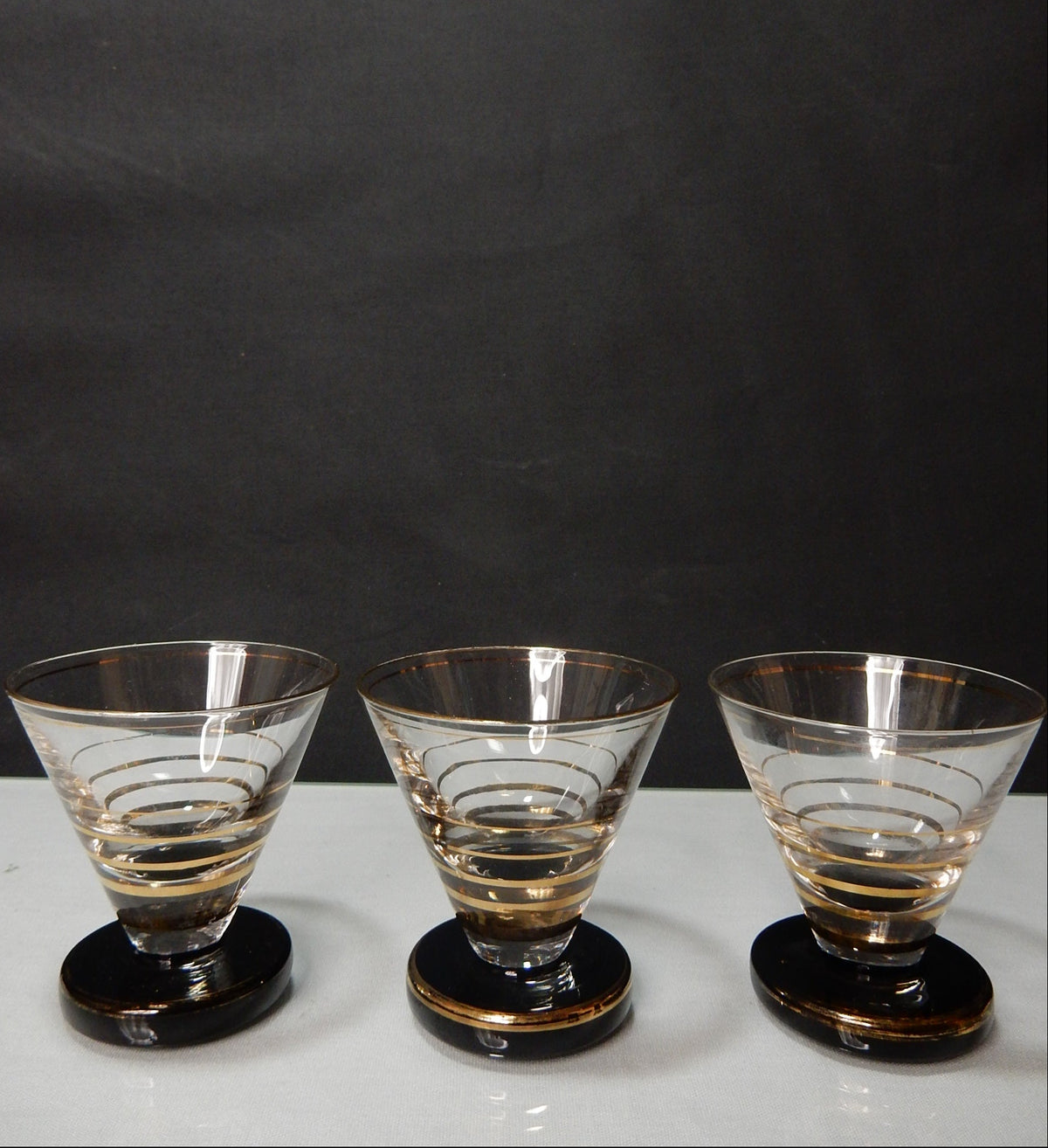 3er Set Vintage Likörgläser mit schwarzem Fuß &amp; Golddekor, ca. 1950er–1960er - Artikelbild von Fummel & Gedöns Secondhand-Store