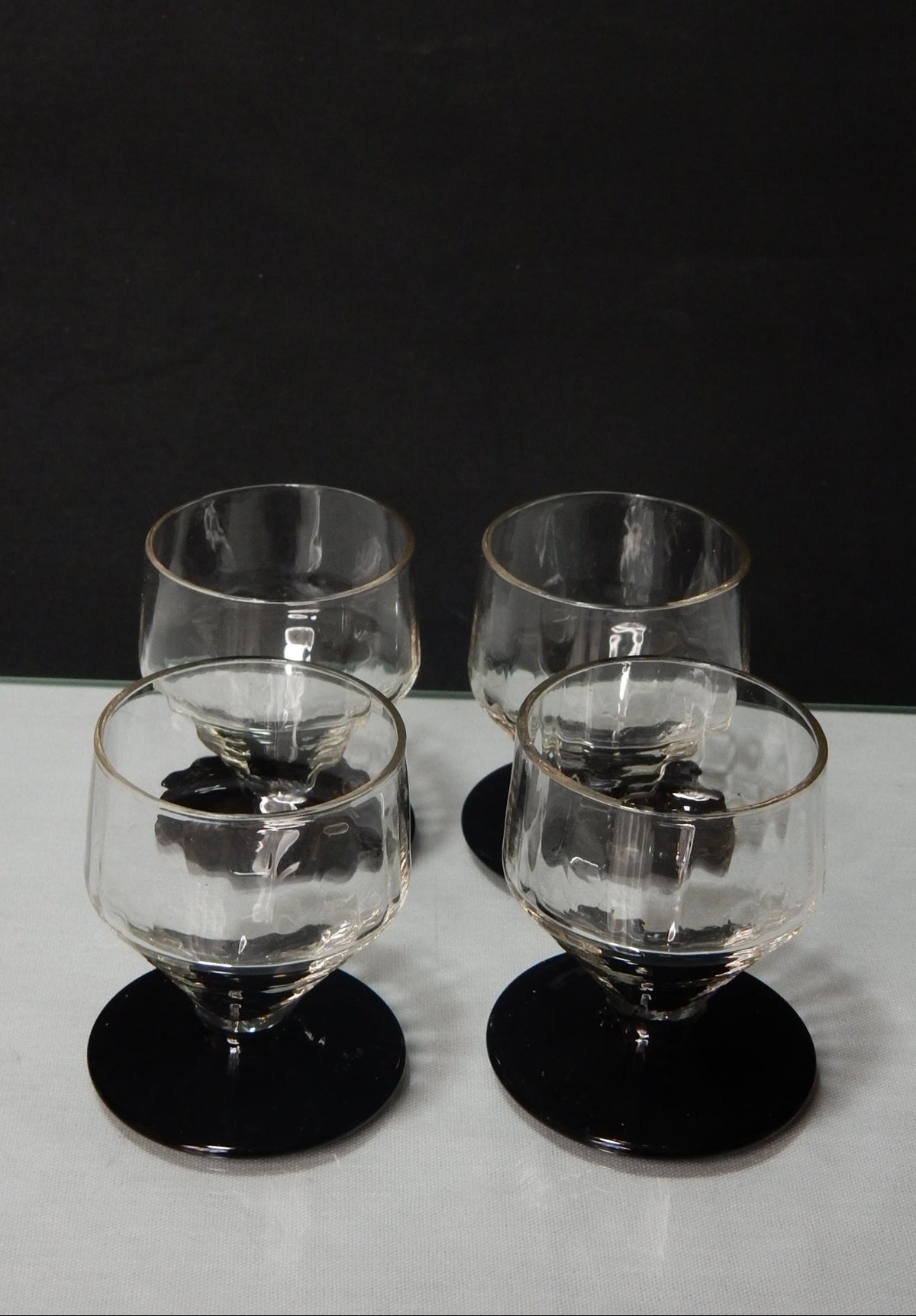 4 Vintage Likörgläser mit schwarzem Fuß – 1950er/60er Jahre - Artikelbild von Fummel & Gedöns Secondhand-Store