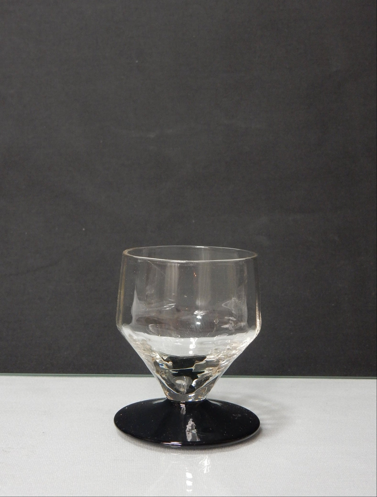 4 Vintage Likörgläser mit schwarzem Fuß – 1950er/60er Jahre - Artikelbild von Fummel & Gedöns Secondhand-Store