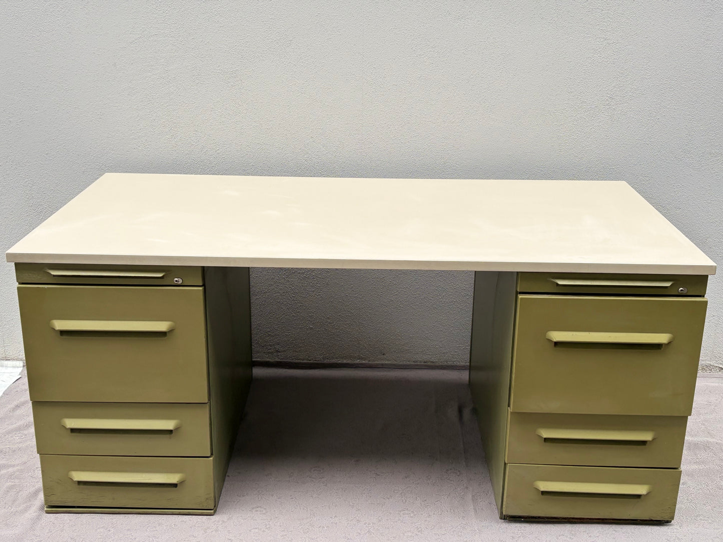 Olivgrüner Werkstatt-Schreibtisch im Industrial-Stil