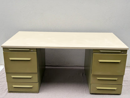 Olivgrüner Werkstatt-Schreibtisch im Industrial-Stil