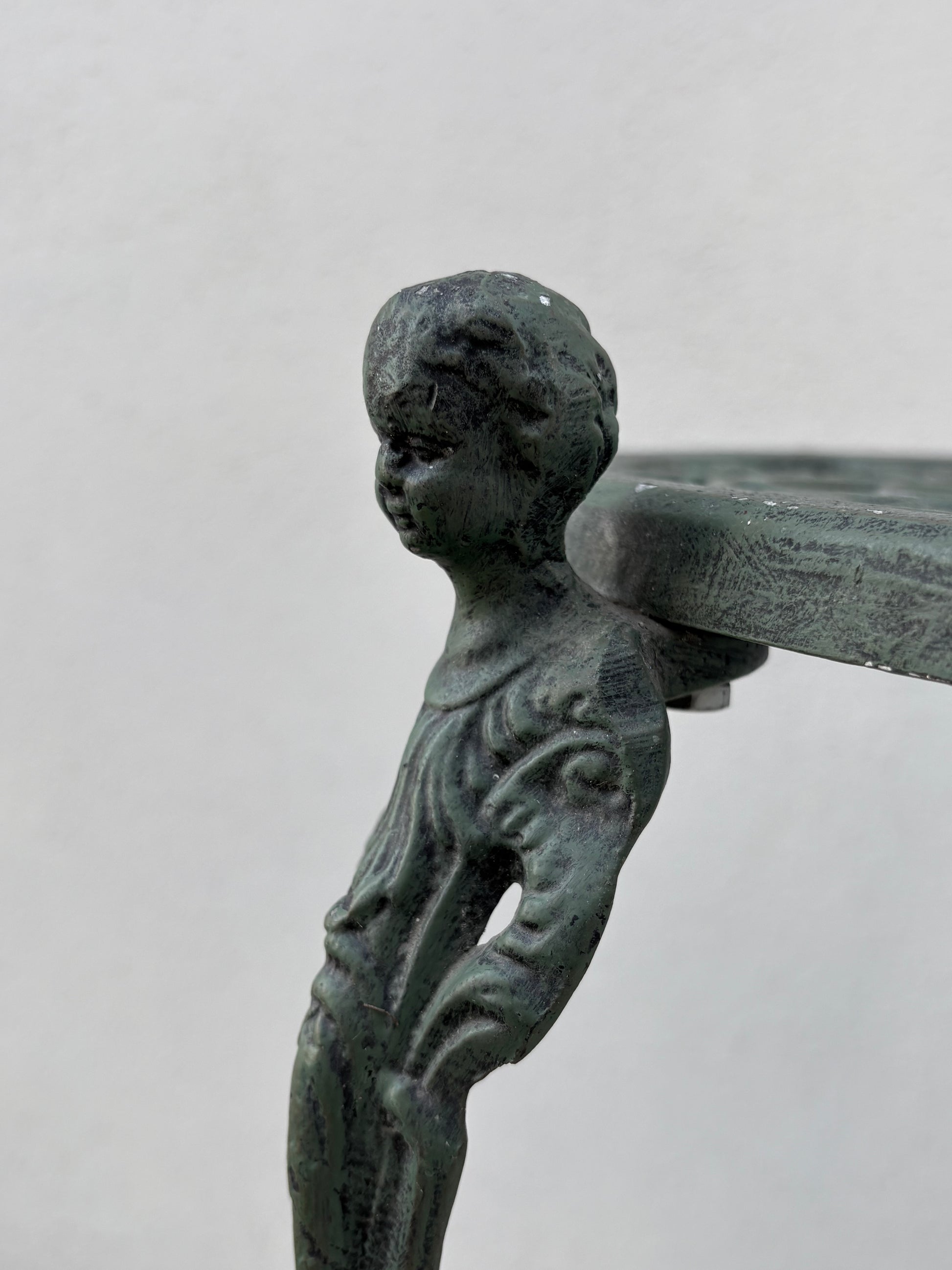 3er Set Mid-Century Gusseisen-Pflanzenständer – Cherub &amp; Weinlaub – 1940er - Artikelbild von Fummel & Gedöns Secondhand-Store
